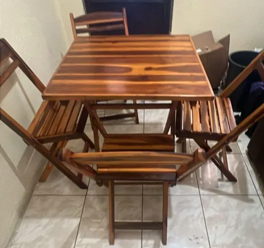 3 Conjunto de mesa com cadeiras por 240,00 cada.