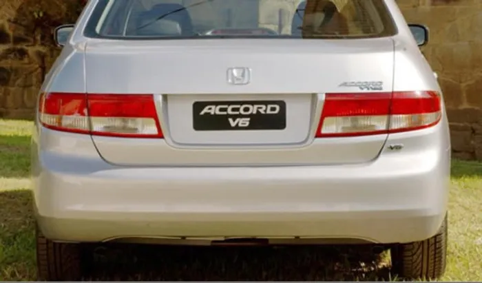 Tampa traseira Accord V6 2005