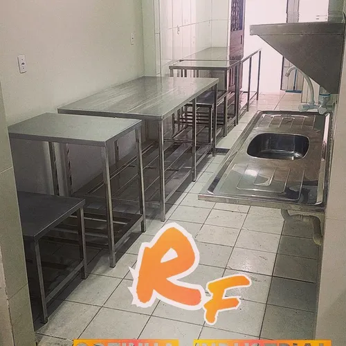 Coifa ,mesa , prateleira , estantes tudo de inox 