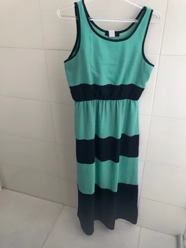 Vestido longo verde com listras azul marinho