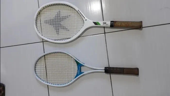 2 RAQUETES DE TÊNIS USADAS