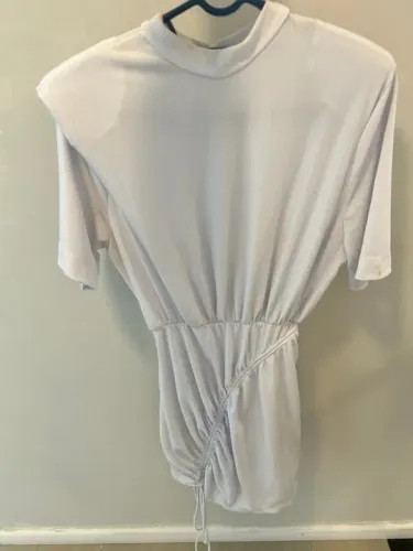 Vestido branco com detalhe de amarração