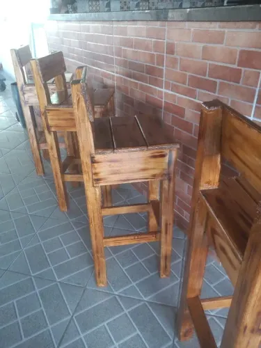 Banqueta  Alta de madeira 