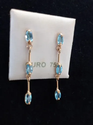 Brinco de Ouro 750 com água marinha. 