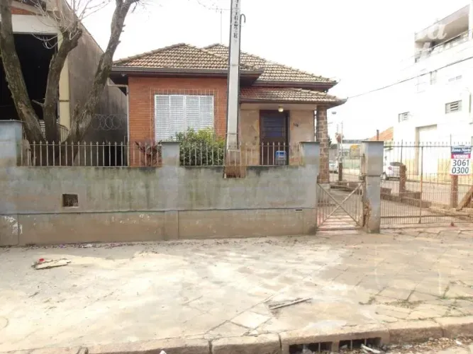 Casa construída sobre o terreno plano localizado na R. Simão Kappel. São 300m² de área tot
