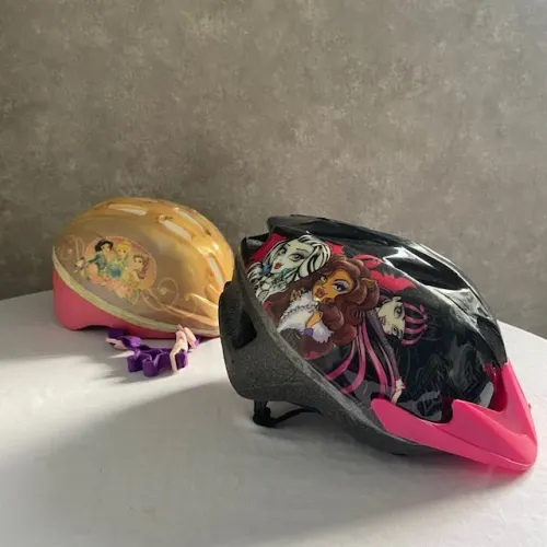 Kit 2 Capacetes Infantis Monster High e Princesas Disney Bicicleta Patinete