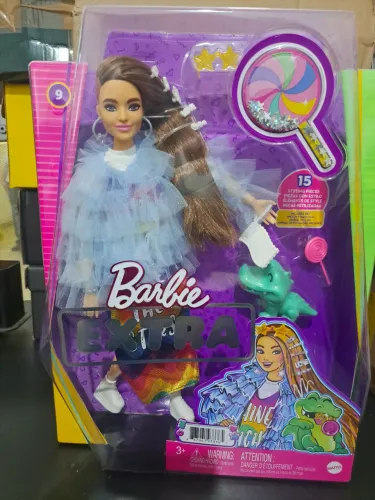Barbie Extra - Boneca com 15 Acessórios de Styling
