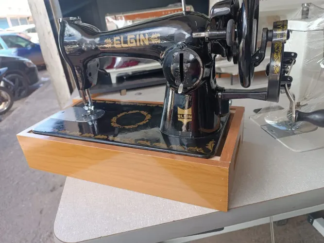 Máquina de costura com manivela