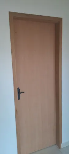 Montador de portas de madeira