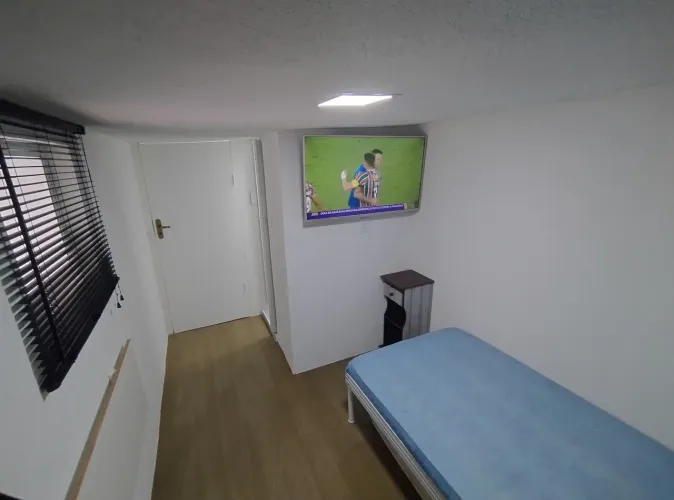 Quarto com banheiro mobiliado