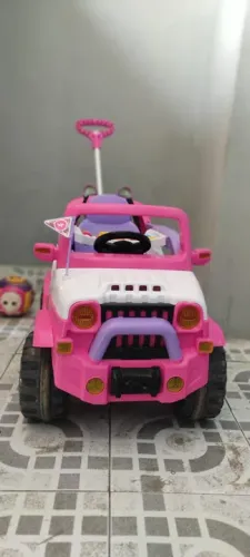 Carro Jeep de passeio.