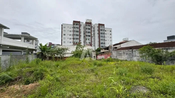 Terreno com 1006,82m² à venda no bairro Costa e Silva em Joinville-SC por R$1.300.000,00.