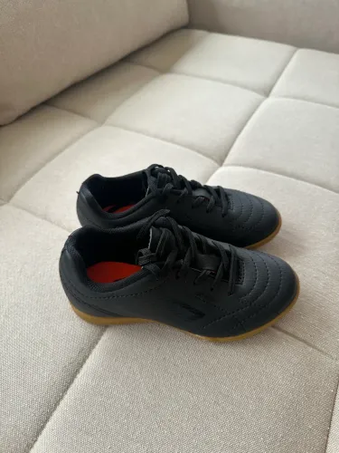 Chuteira Umbro preta Futsal Infantil TAM 28