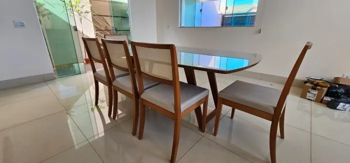 Mesa oito resistente de madeira