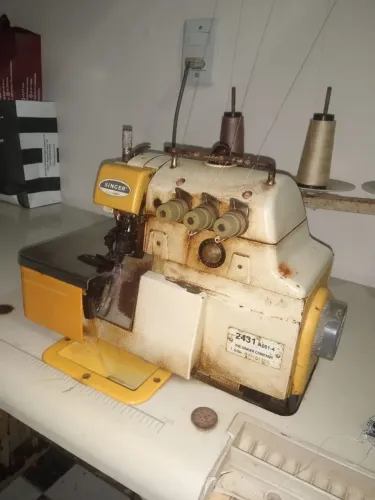 Máquina Singer overloque 2431