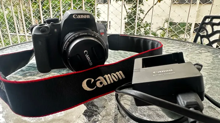 Canon t5i com lente 50mm e carregador original