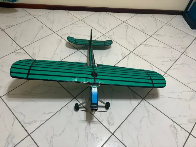 Aeromodelo elétrico asa alta treinador
