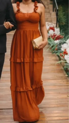 Vestido de festa longo com detalhes cor terracota