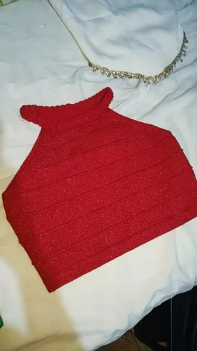 Blusa vermelha brilhosa 