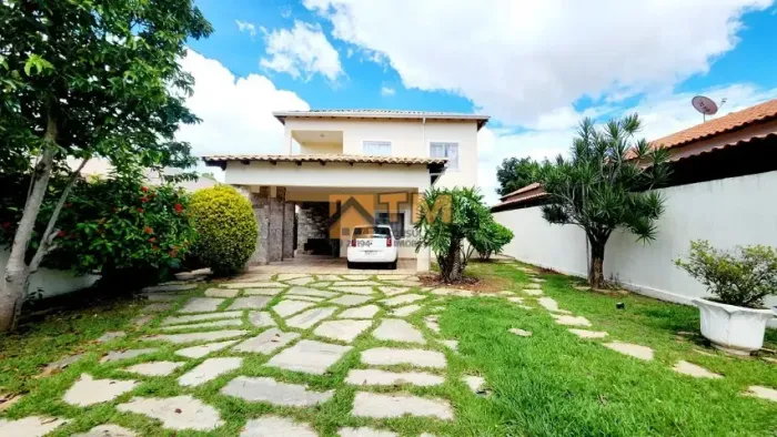 Maravilhoso Sobrado com 4 Quartos, Lote Vazado, Quintas dos Sol