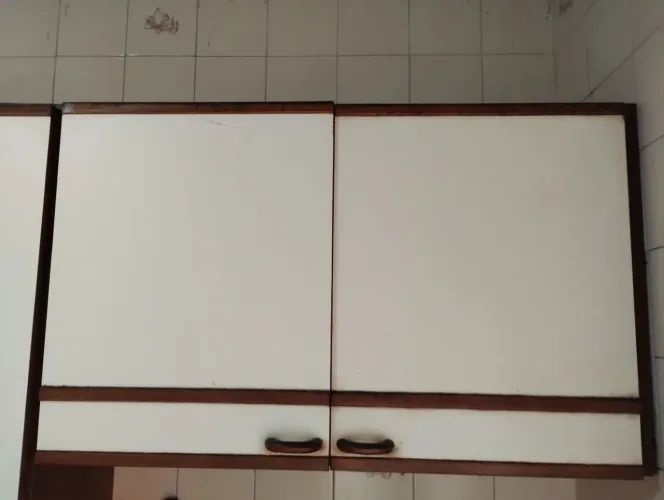 Armário de cozinha de embutir Planejado Cor Amadeirado e Branco.