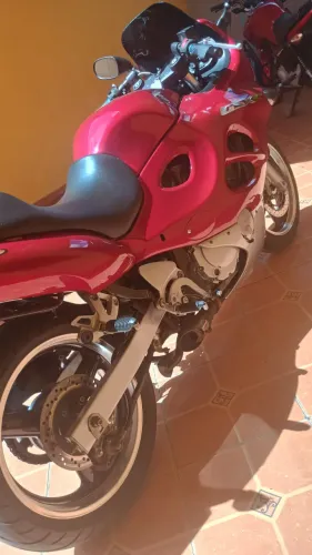 Moto Suzuki semi nova pouca quilometragem... oportunidade única , revisionada geral 