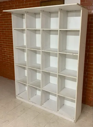 Colmeia em MDF branco com 20 nichos e prateleira superior