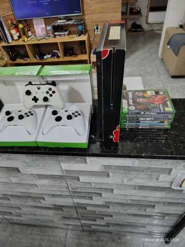 XBOX ONE S 1TB 3 CONTROLES 6 JOGOS 