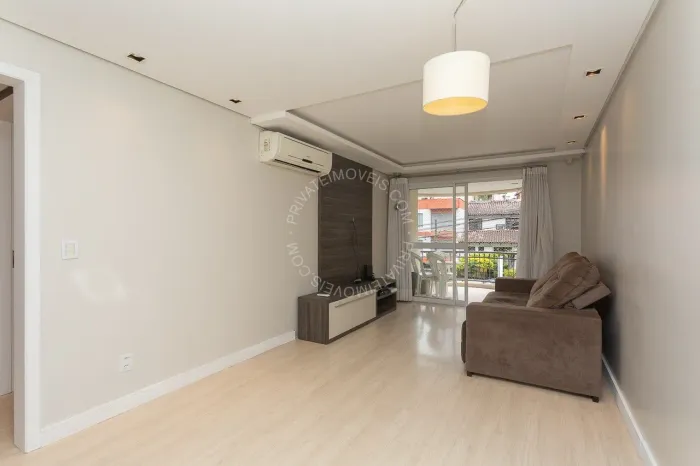 Apartamento semimobiliado para alugar no Mont Serrat com 2 quartos (1 suíte)