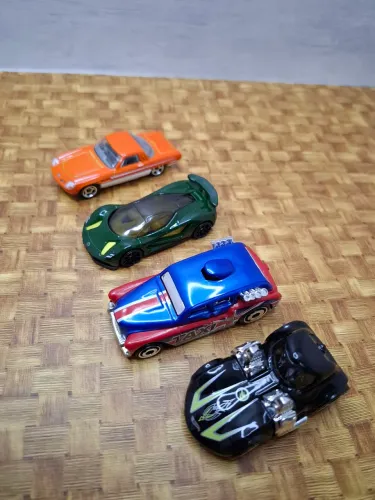Kit com 4 HotWheels (1 T-Hunt) + brinde!
