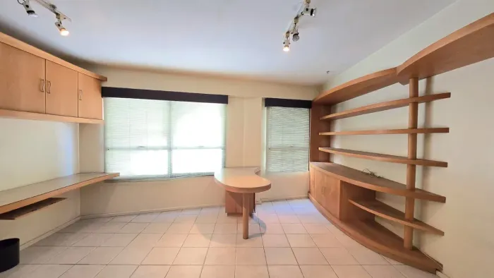 Sala comercial com armários planejados, recepção e banheiro. 1 vaga.