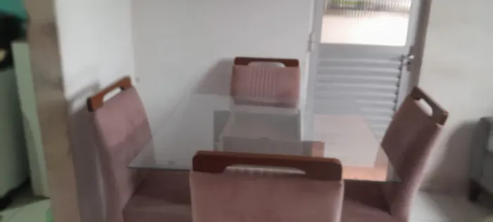 Vendo jogo de mesa . Como 4 cadeiras , a mesa contém uma base em MDFmadeirada 