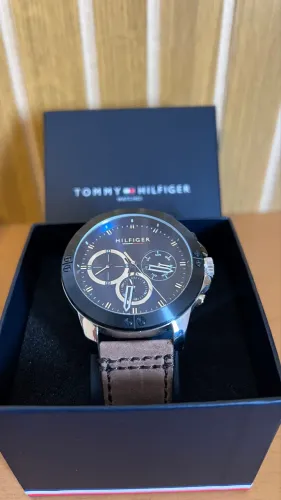 Relógio Tommy Hilfiger marrom com pulseira de couro