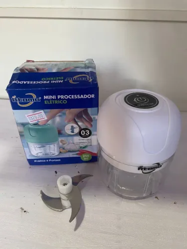 Triturador/Processador elétrico com três lâminas