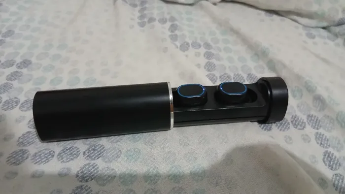 Fone de ouvido modelo cilíndrico com a função lanterna