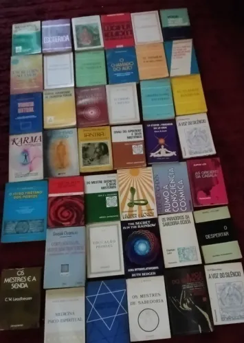 Lote com 41 livros esotéricos. 