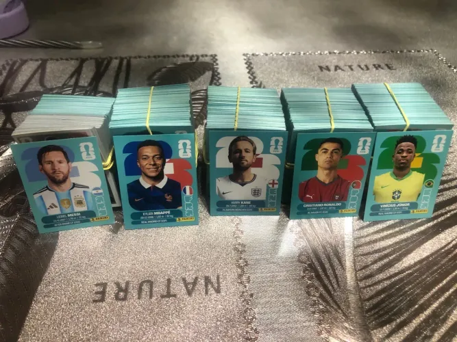 Lote com 1400 figurinhas da copa 2026