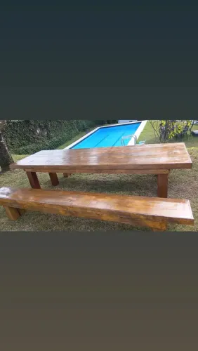 Mesa rústica com 2 bancos