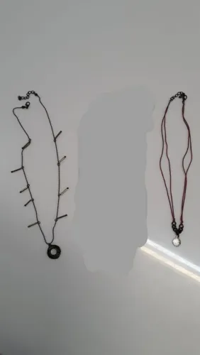 Colares artesanais variados.