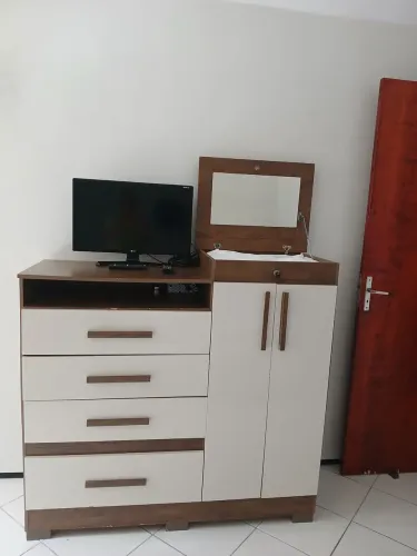 Cômoda com gavetas, baú com chave e espelho e sapateira.