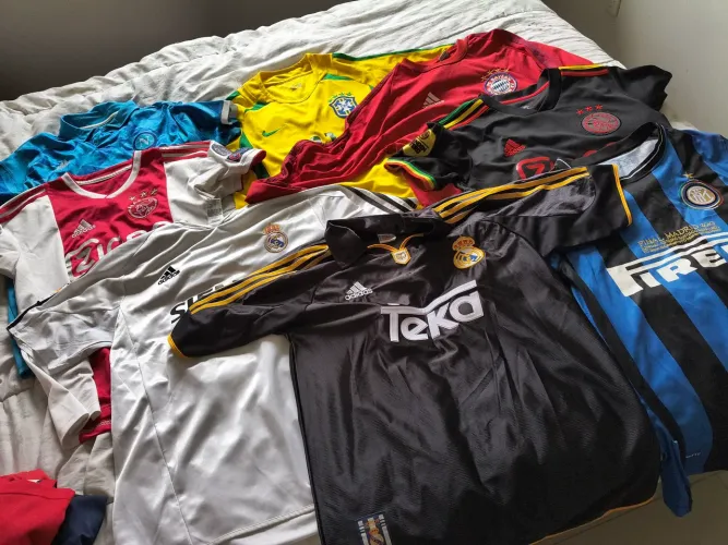 Camisas de futebol usadas e já personalizadas por um ótimo preço.