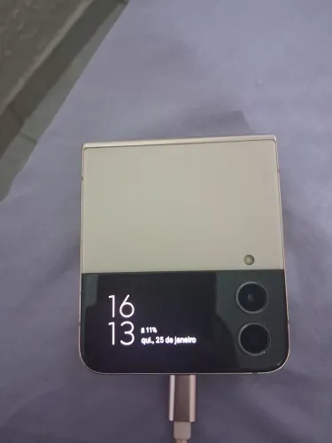 Celular Samsung Z Flip 4 com defeito