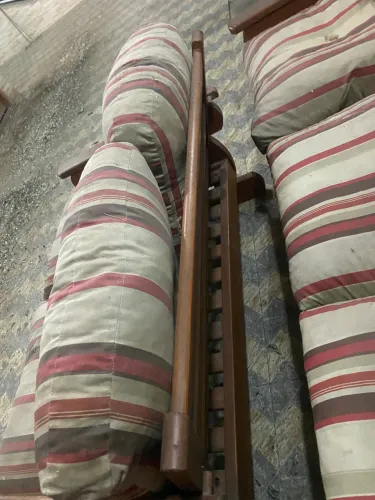 Vendo sofá de 2 e 3lugares  de madeira maciça, com almofadas e reclináveis 
