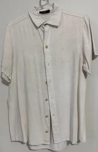Camisa Bege, de linho, manga curta, marca HDR, tamanho M