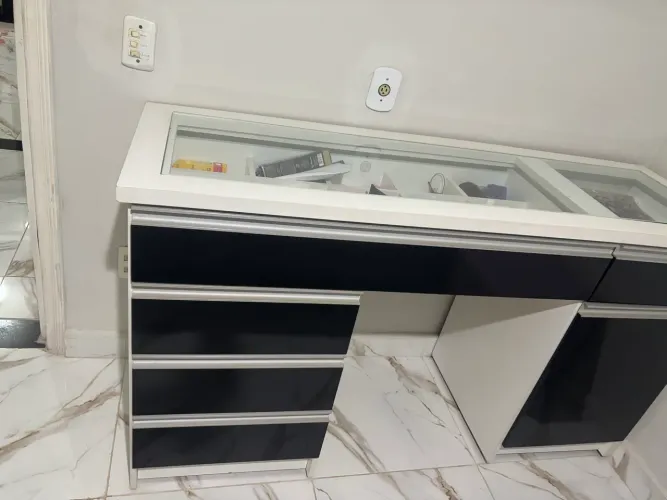 Ótima oportunidade !!! Penteadeira em ótimo estado com vidro, gavetas e divisórias.