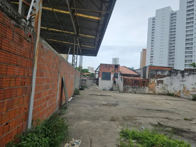 Galpão em fortaleza 700 m2 / parcialmente coberto