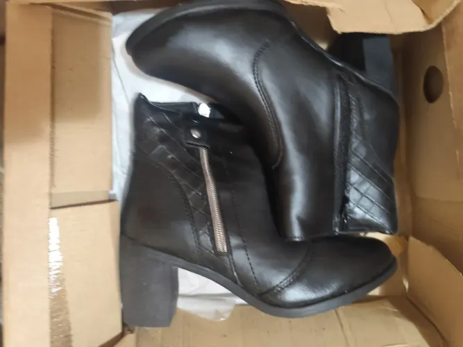 Bota Feminina Couro Stretch Bico Redondo Salto Grosso