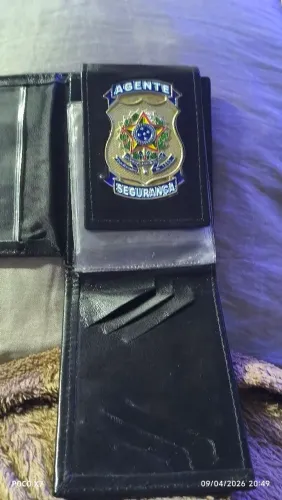 Vendo uma carteira de coro legítimo com o Brasão de Gente Segurança
