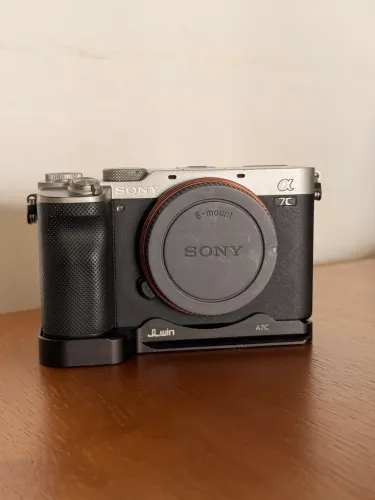 Câmera Sony A7c prata + 2 lentes Viltrox (20 e 50mm)