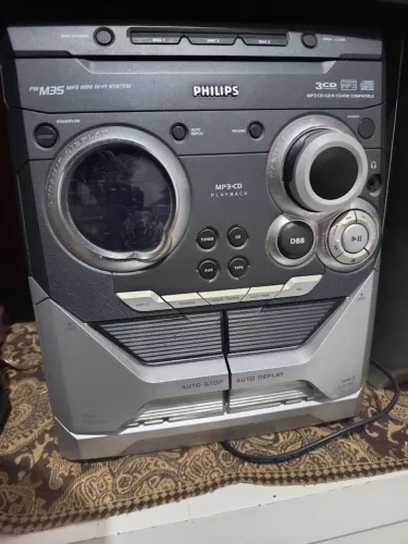 Mini System Philips FWM35 - 3 CDs / MP3 / Entrada Auxiliar + Caixas Bass Reflex